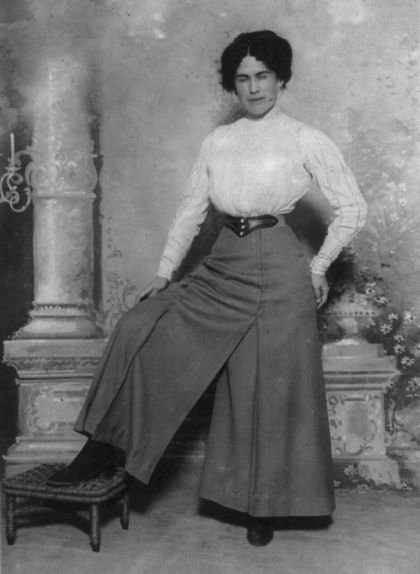 Model amb una faldilla pantaló dissenyada per Paul Poiret Model amb una faldilla pantaló dissenyada per Paul Poiret