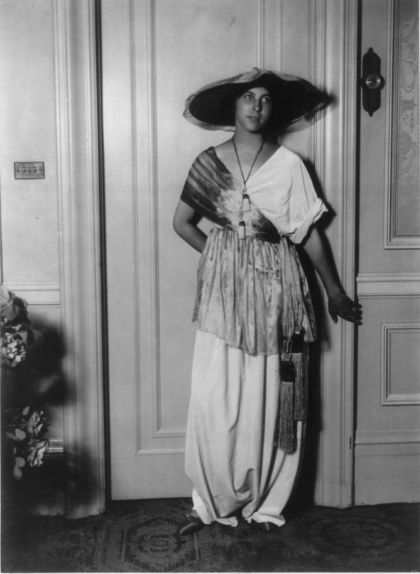 L'esposa de Paul Poiret amb un dels dissenys del seu marit L'esposa de Paul Poiret amb un dels dissenys del seu marit