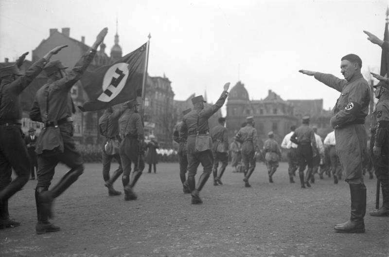Adolf Hitler saludant les tropes alemanyes l'abril del 1932