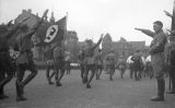 Adolf Hitler saludant les tropes alemanyes l'abril del 1932 Adolf Hitler saludant les tropes alemanyes l'abril del 1932