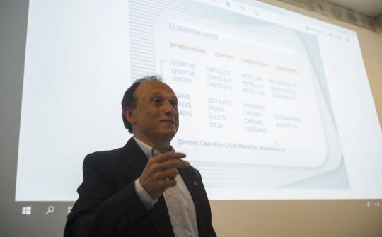 Gabriel Bibiloni va impartir la xerrada 'L’origen dels noms i cognoms catalans'