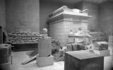 Sala funerària del MAC, amb el sepulcre on  s’hi dipositaren les caixes amb els objectes retirats de les vitrines del museu i dos sarcòfags de marbre protegits per sacs de sorra