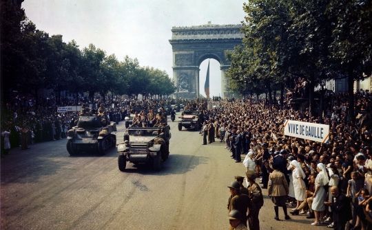 Els francesos veuen passar els aliats a l'Arc de Triomf després de l'alliberament de París el 26 d'agost del 1944
