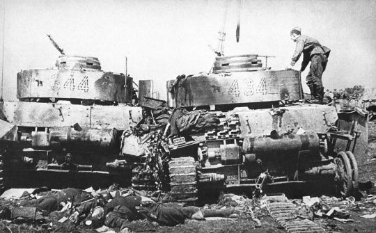 Tancs soviètics destruïts i soldats de l'Exèrcit Roig morts a la ciutat de Babruisk (Bielorrússia), el juny del 1944 Tancs soviètics destruïts i soldats de l'Exèrcit Roig morts a la ciutat de Babruisk (Bielorrússia), el juny del 1944