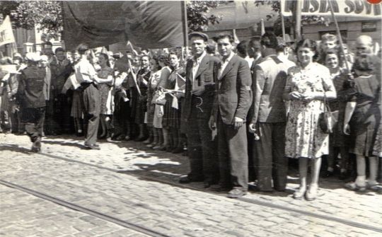 Els líders comunistes romanesos Chivu Stoica i Gheorghe Apostol, a Bucarest, esperant l'Exèrcit Roig, el 29 d'agost de 1944 Els líders comunistes romanesos Chivu Stoica i Gheorghe Apostol, a Bucarest, esperant l'Exèrcit Roig, el 29 d'agost de 1944