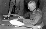 El mariscal Wilhelm Keitel signant la rendició alemanya al quarter general de la Unió Soviètica a Berlín, el maig del 1945