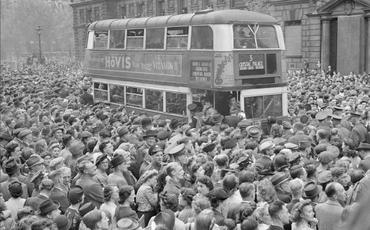 Persones concentrades a Londres per escoltar el discurs de la victòria de Winston Churchill, el 8 de maig de 1945