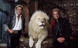 Els il·lusionistes Siegfried & Roy amb un dels seus lleons al seu apartament privat al The Mirage (Las Vegas) Els il·lusionistes Siegfried & Roy amb un dels seus lleons al seu apartament privat al The Mirage (Las Vegas)