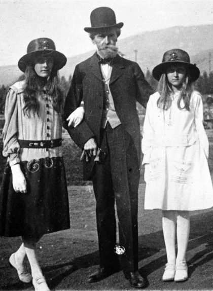 William Clark amb les seves filles el 1917 William Clark amb les seves filles el 1917