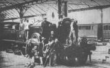 Fotografia dels impulsors, accionistes i enginyers que van fer possible el tren de Barcelona a Mataró davant la locomotora número 12 a l'estació terme de Barcelona l'any 1848 Fotografia dels impulsors, accionistes i enginyers que van fer possible el tren de Barcelona a Mataró davant la locomotora número 12 a l'estació terme de Barcelona l'any 1848