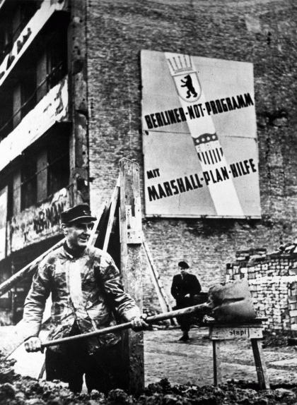 Imatge del 1948 amb un cartell que anuncia la reconstrucció del Berlín Occidental amb el finançament del pla Marshall