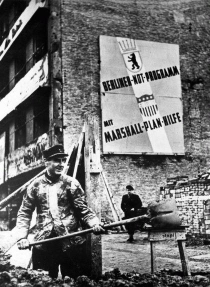 Imatge del 1948 amb un cartell que anuncia la reconstrucció del Berlín Occidental amb el finançament del pla Marshall Imatge del 1948 amb un cartell que anuncia la reconstrucció del Berlín Occidental amb el finançament del pla Marshall