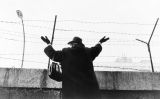 Una dona saluda els seus familiars des de la part est de Berlín l'any 1961 Una dona saluda els seus familiars des de la part est de Berlín l'any 1961