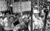 Revolucionaris javanesos armats amb llances de bambú i alguns rifles japonesos el 1946 Revolucionaris javanesos armats amb llances de bambú i alguns rifles japonesos el 1946