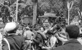 Diverses persones carreguen un civil ferit durant la guerra d'Algèria el 1963 Diverses persones carreguen un civil ferit durant la guerra d'Algèria el 1963