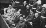 Els principals dirigents nazis Hermann Göring, Rudolf Hess, Joachim von Ribbentrop i Wilhelm Keitel (a la fila del davant) sent jutjats al Judici de Nuremberg