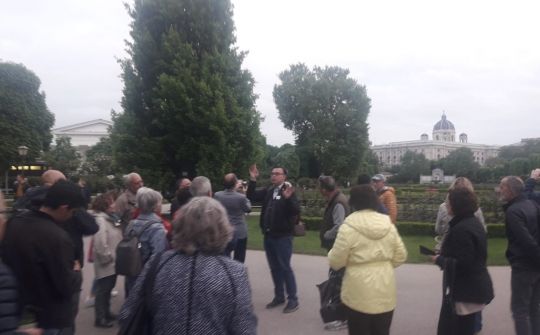 El grup del primer viatge SÀPIENS a Viena amb el guia Carles Batlle als 'Jardins del poble'