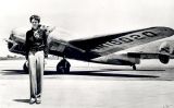 Amelia Earhart davant de l'avió Lockheed Electra , a bord del qual va desaparèixer el juliol del 1937 al mig de l'oceà Pacífic