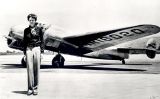 Amelia Earhart davant de l'avió Lockheed Electra , a bord del qual va desaparèixer el juliol del 1937 al mig de l'oceà Pacífic Amelia Earhart davant de l'avió Lockheed Electra , a bord del qual va desaparèixer el juliol del 1937 al mig de l'oceà Pacífic
