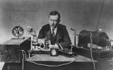 Guglielmo Marconi operant un aparell similar al que va usar per transmetre el primer senyal no cablejat a través de l'Atlàntic l'any 1903