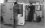 Exposició d'un refrigerador a Leipzig, Alemanya, l'any 1953