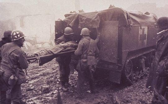 Un soldat ferit és atès per la Creu Roja a Echtz, Alemanya, l'any 1944 Un soldat ferit és atès per la Creu Roja a Echtz, Alemanya, l'any 1944