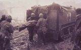 Un soldat ferit és atès per la Creu Roja a Echtz, Alemanya, l'any 1944 Un soldat ferit és atès per la Creu Roja a Echtz, Alemanya, l'any 1944