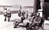 Soldats soviètics a Viena, davant del Palau Schönbrunn, el 1945 Soldats soviètics a Viena, davant del Palau Schönbrunn, el 1945