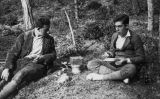 Joan i Jordi Coromines en una excursió al bosc de Caldes de Montbui el 30 de gener de 1927 Joan i Jordi Coromines en una excursió al bosc de Caldes de Montbui el 30 de gener de 1927