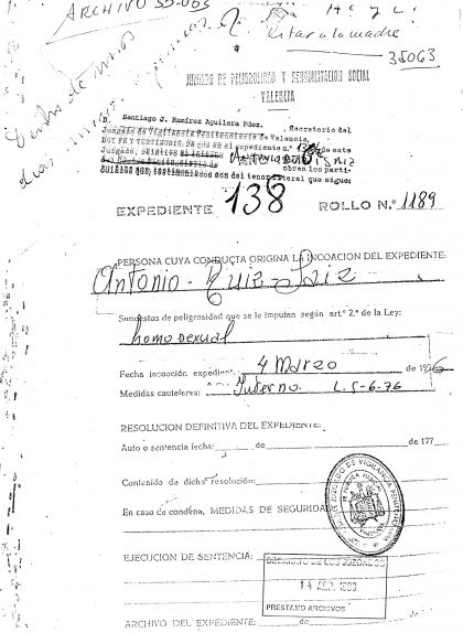 Primera página del expediente de Antoni Ruiz.  El único delito que se le imputa por parte del Juzgado de Peligrosidad Social, el 4 de marzo de 1976, es el de ser homosexual