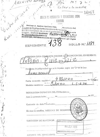Primera pàgina de l'expedient d'Antoni Ruiz. L’únic delicte que se li imputa per part del Jutjat de Perillositat Social, el 4 de març del 1976, és el de ser homosexual Primera pàgina de l'expedient d'Antoni Ruiz. L’únic delicte que se li imputa per part del Jutjat de Perillositat Social, el 4 de març del 1976, és el de ser homosexual