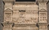 Arc inferior de Castell Nou, a Nàpols, amb un relleu que recorda el triomf d'Alfons el Magnànim Arc inferior de Castell Nou, a Nàpols, amb un relleu que recorda el triomf d'Alfons el Magnànim