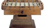 Model de futbolí català del 1940, amb la caixa de fusta, el sòl de vidre antilliscant i les barres de ferro Model de futbolí català del 1940, amb la caixa de fusta, el sòl de vidre antilliscant i les barres de ferro
