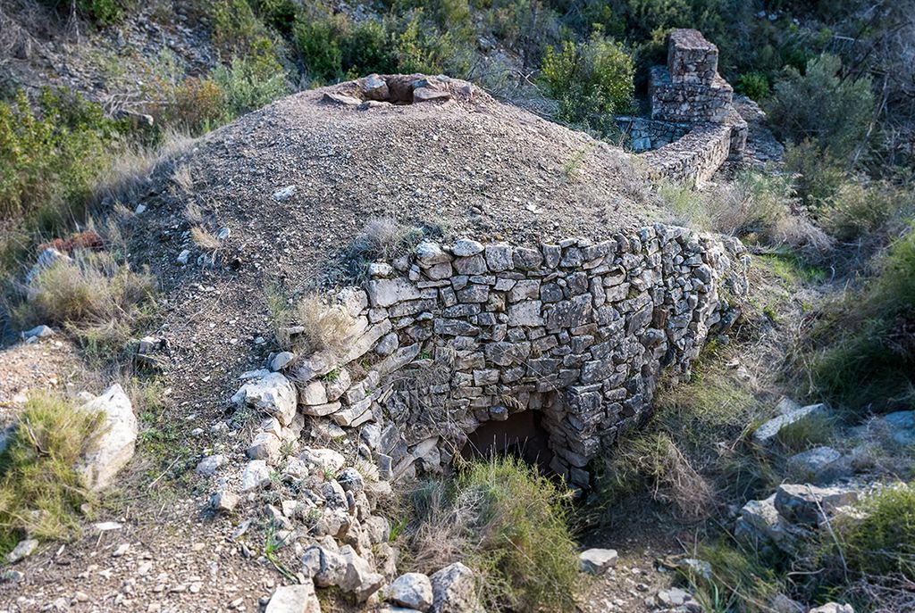 Un dels forns d'oli de ginebre que encara es conserven a Riba-roja d'Ebre