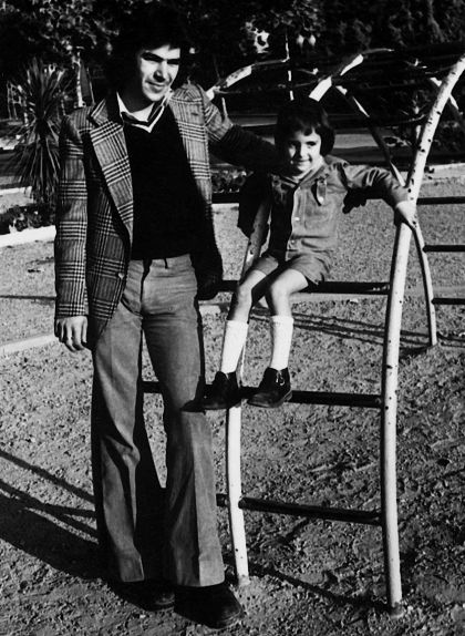 Fotografia de Roque Peralta amb un dels seus dos fills en un parc de Manresa Fotografia de Roque Peralta amb un dels seus dos fills en un parc de Manresa