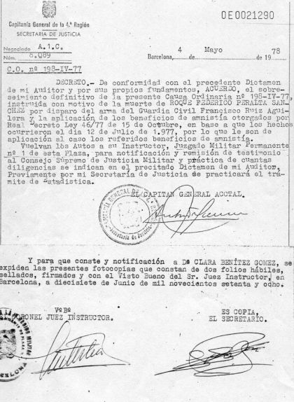 Document de notificiació del sobreseïment de la causa contra l’agent que va disparar a Roque Peralta