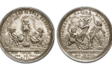 Moneda del 1713 en què, a la cara, tres homes que representen Anglaterra, França i Holanda defequen junts i, a la creu, es llancen la femta els uns als altres Moneda del 1713 en què, a la cara, tres homes que representen Anglaterra, França i Holanda defequen junts i, a la creu, es llancen la femta els uns als altres
