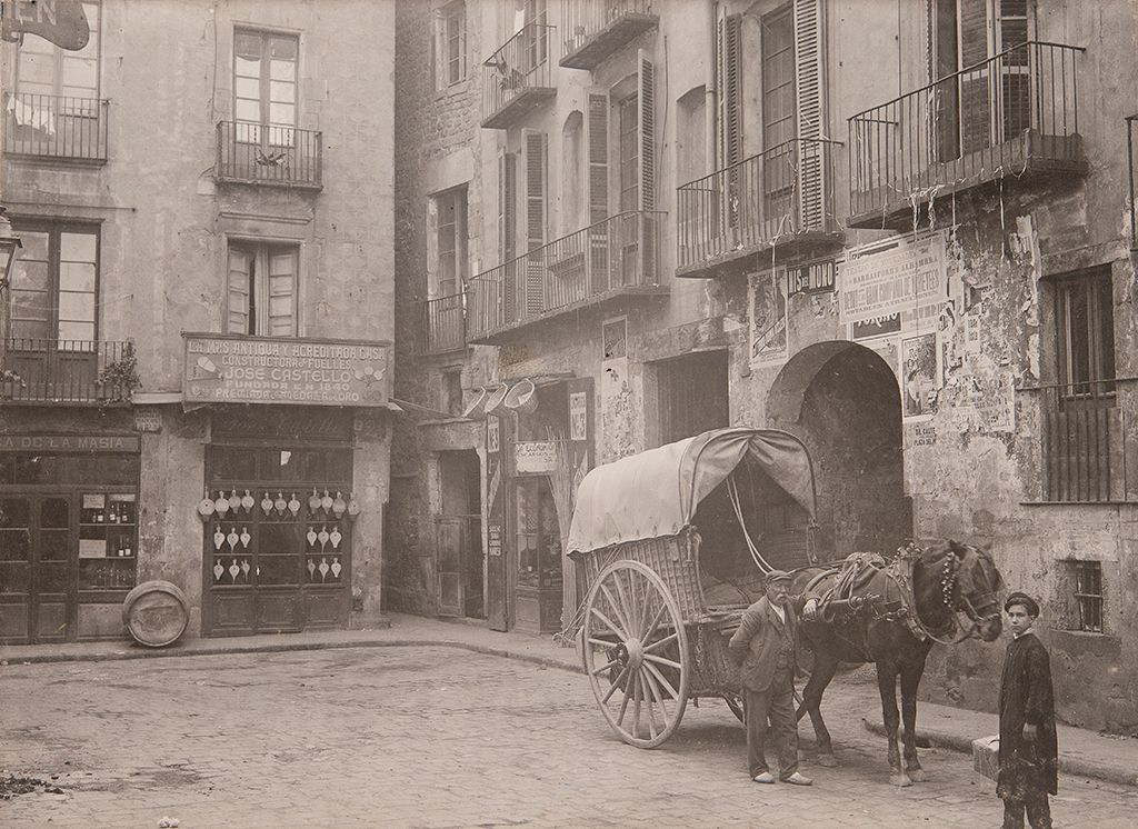 Fotografia de la plaça de l'Oli de Barcelona el 1908, una de les imatges exposades a 'La ciutat dels passatges. Abans de la Via Laietana'