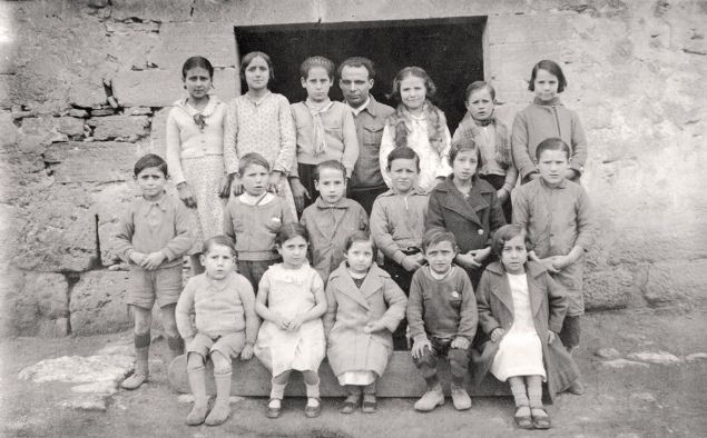 Antoni Benaiges amb els seus alumnes de l’escola de Bañuelos de Bureba els primers mesos del 1936, retratats per un fotògraf ambulant