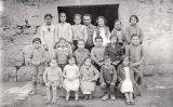 Antoni Benaiges amb els seus alumnes de l’escola de Bañuelos de Bureba els primers mesos del 1936, retratats per un fotògraf ambulant Antoni Benaiges amb els seus alumnes de l’escola de Bañuelos de Bureba els primers mesos del 1936, retratats per un fotògraf ambulant