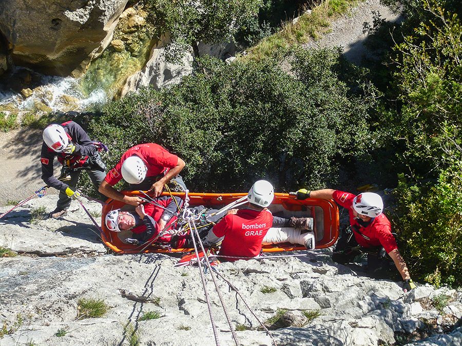 Simulacre d'un rescat de muntanya dels Bombers a Sadernes (Girona)