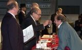 Enric Marco rebent la creu de Sant Jordi l'any 2001 de mans del president Jordi Pujol