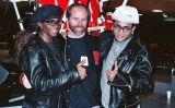 Fab Morvan (esquerra) i Rob Pilatus (dreta) amb Mike Greene a la cerimponia dels Premis Grammy l'any 1990