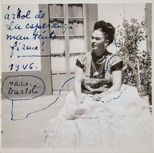 Fotografia de Frida Kahlo amb el nom de Mara Bartolí, nom amb què l'artista es referia a l'artista català Josep Bartolí