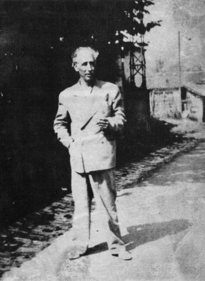 Lluís Companys retratat per Pedro Urraca a la frontera d'Hendaia, com a prova que l'entregava viu a les autoritats franquistes Lluís Companys retratat per Pedro Urraca a la frontera d'Hendaia, com a prova que l'entregava viu a les autoritats franquistes