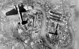 Bombarder alemany sobrevolant Wapping i l'Illa dels Gossos de l'East End de Londres, el 7 de setembre del 1940 Bombarder alemany sobrevolant Wapping i l'Illa dels Gossos de l'East End de Londres, el 7 de setembre del 1940