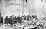 Treballadors d'oficines anant a treballar durant els bombardejos de l'aviació alemanya sobre Londres Treballadors d'oficines anant a treballar durant els bombardejos de l'aviació alemanya sobre Londres