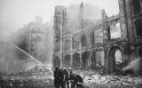 Bombers apagant el foc d'edificis en runes durant els bombardejos nazis sobre Londres Bombers apagant el foc d'edificis en runes durant els bombardejos nazis sobre Londres