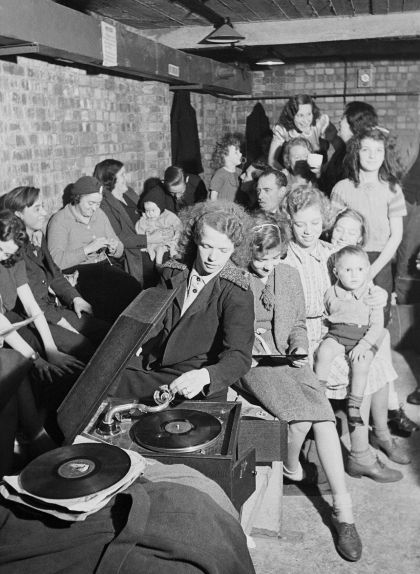 Una dona fa sonar el seu gramòfon en un refugi durant els bombardejos nazis sobre Londres, l'any 1940