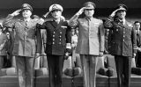 Membres de la junta militar que va enderrocar Salvador Allende. D'esquerra a dreta, César Mendoza, José Toribio Merino, Augusto Pinochet i Gustavo Leigh Guzmán Membres de la junta militar que va enderrocar Salvador Allende. D'esquerra a dreta, César Mendoza, José Toribio Merino, Augusto Pinochet i Gustavo Leigh Guzmán